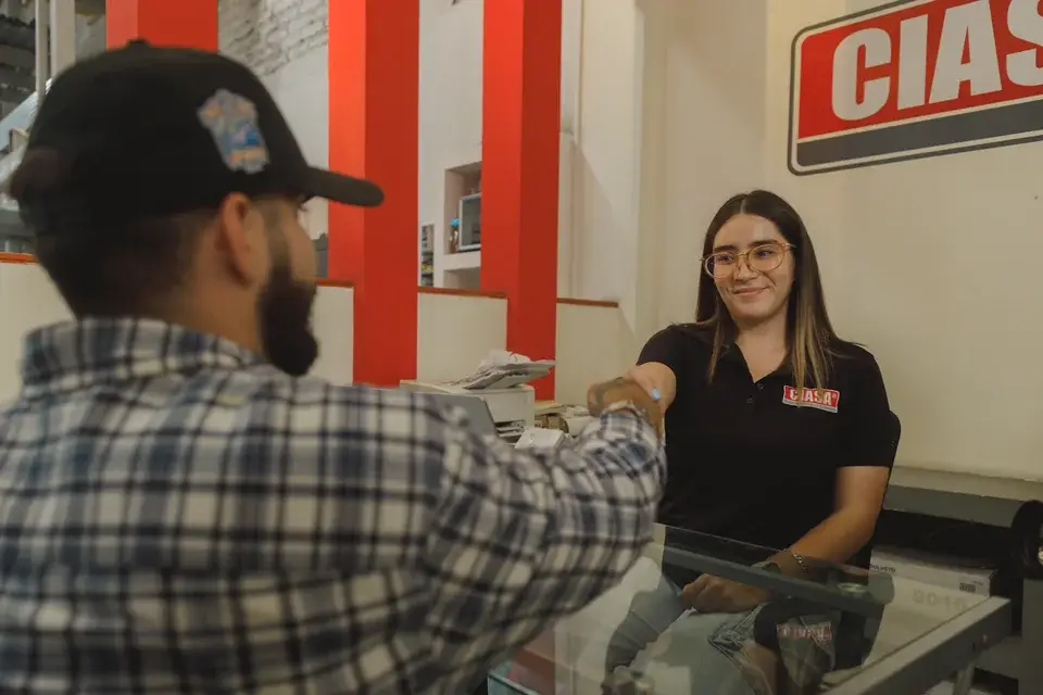 Una asesora de CIASA saluda a un cliente
