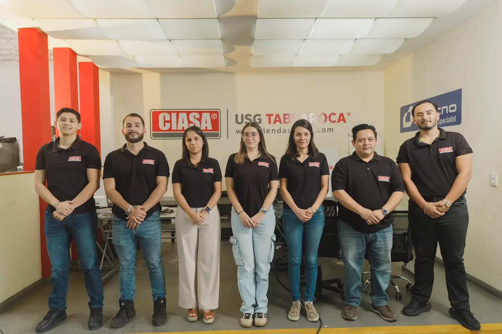 El equipo de Tiendas CIASA frente al letrero de CIASA y USG Tablaroca