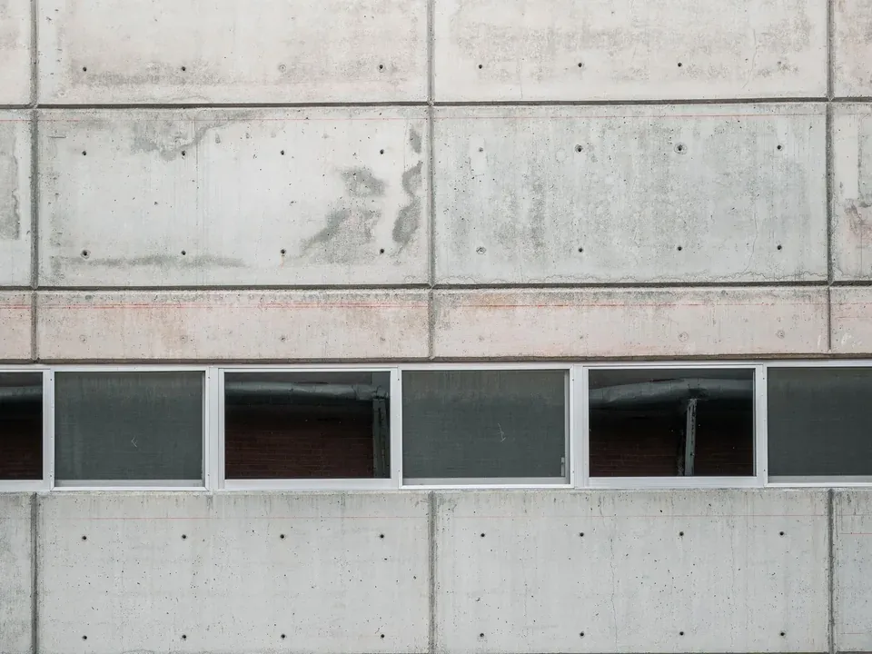 Muro exterior de paneles de concreto con ventanas en franja
