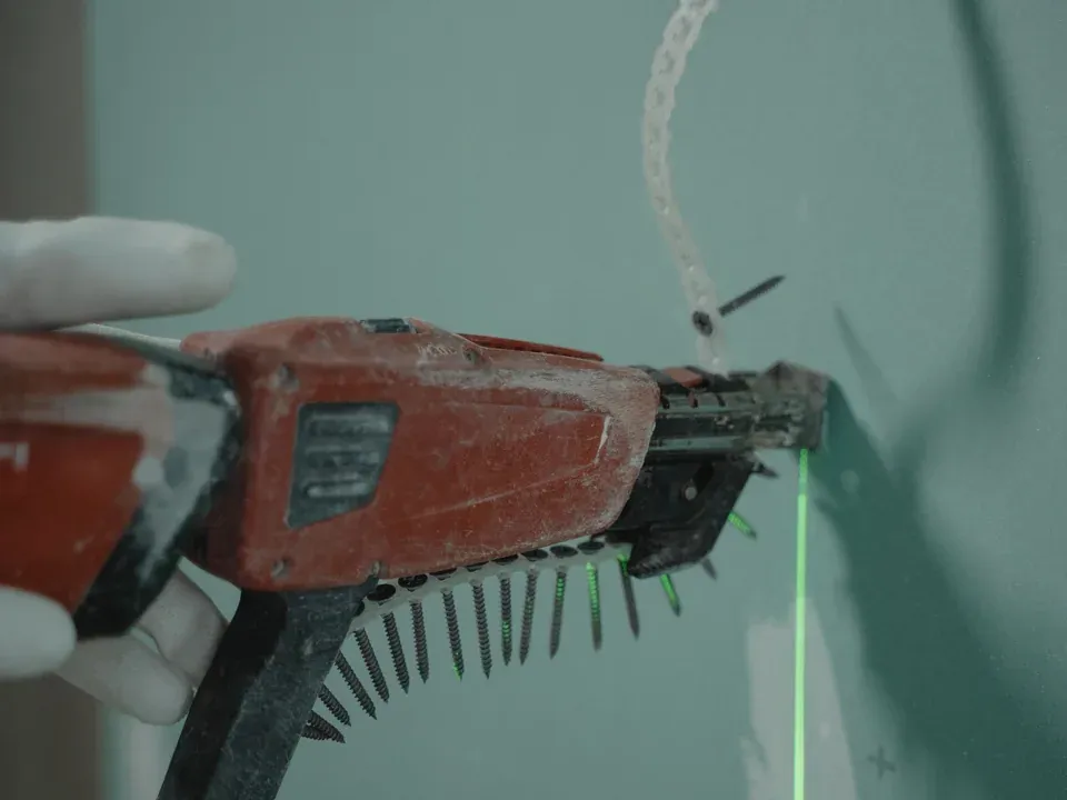 Atornillador automático fijando un panel de yeso