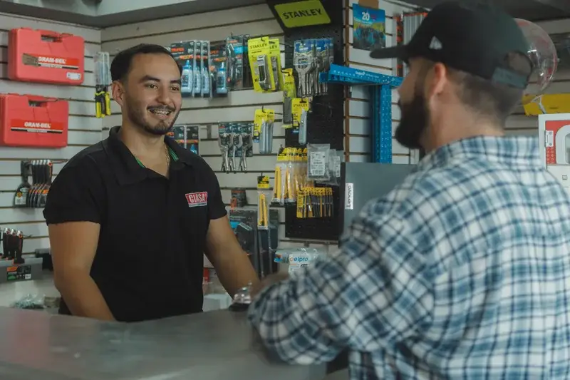 Un colaborador de CIASA atiende a un cliente en el mostrador
